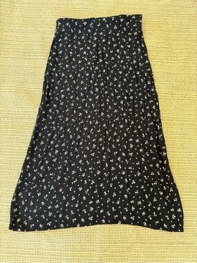 Brandy Melville Black Midi Skirt with White Floral Print